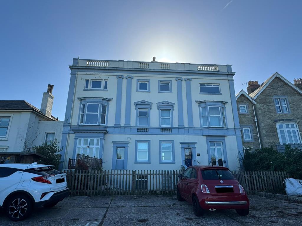 Lot: 103 - FLAT WITH PARKING FOR OCCUPATION, INVESTMENT OR HOLIDAY USE - Looking at the block from The Esplanade and Car Park